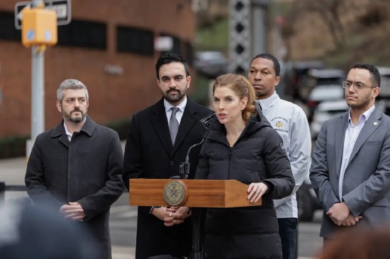 纽约民众对伊朗遇袭反应不一:愤怒、焦虑与喜悦交织 新闻