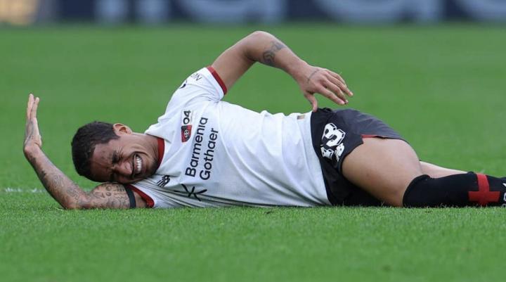 伤兵满营,勒沃库森球员阿图尔被草皮绊住,膝盖严重扭伤 新闻 伤兵满营,勒沃库森球员阿图尔被草皮绊住,膝盖严重扭伤 新闻