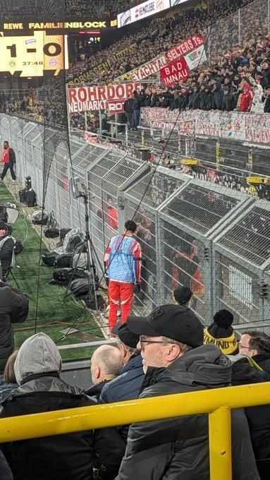 小插曲,穆西亚拉走到场边询问球迷组织为什么不积极支持球队 新闻 小插曲,穆西亚拉走到场边询问球迷组织为什么不积极支持球队 新闻