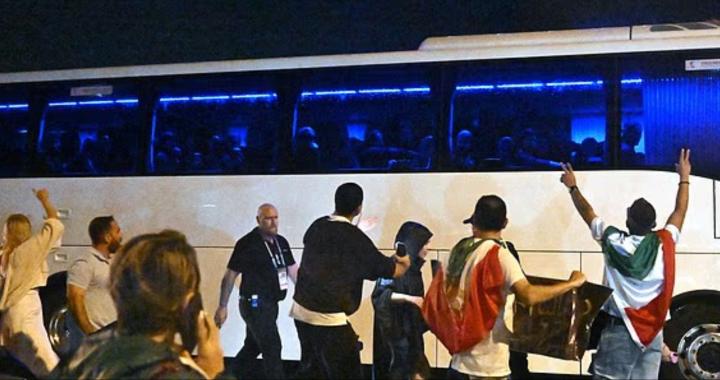  伊朗女足在亚洲杯出局后，大巴遭遇围堵；球员手势传递隐秘信息，引发广泛关注。 体育新闻 伊朗女足在亚洲杯出局后，大巴遭遇围堵；球员手势传递隐秘信息，引发广泛关注。 体育新闻 伊朗女足在亚洲杯出局后，大巴遭遇围堵；球员手势传递隐秘信息，引发广泛关注。 体育新闻