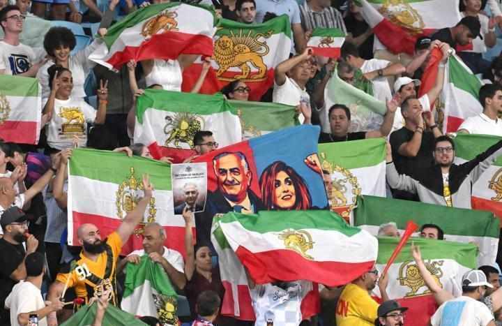  伊朗女足在亚洲杯出局后，大巴遭遇围堵；球员手势传递隐秘信息，引发广泛关注。 体育新闻 伊朗女足在亚洲杯出局后，大巴遭遇围堵；球员手势传递隐秘信息，引发广泛关注。 体育新闻 伊朗女足在亚洲杯出局后，大巴遭遇围堵；球员手势传递隐秘信息，引发广泛关注。 体育新闻