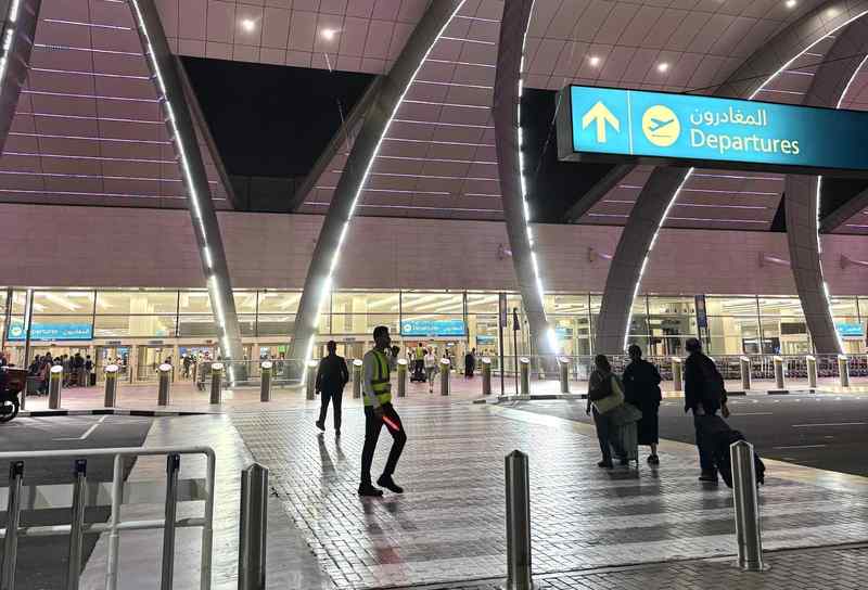 滞留中东的归途曲折;旅客坚持不懈,终迎平安落地时刻。 文化旅游