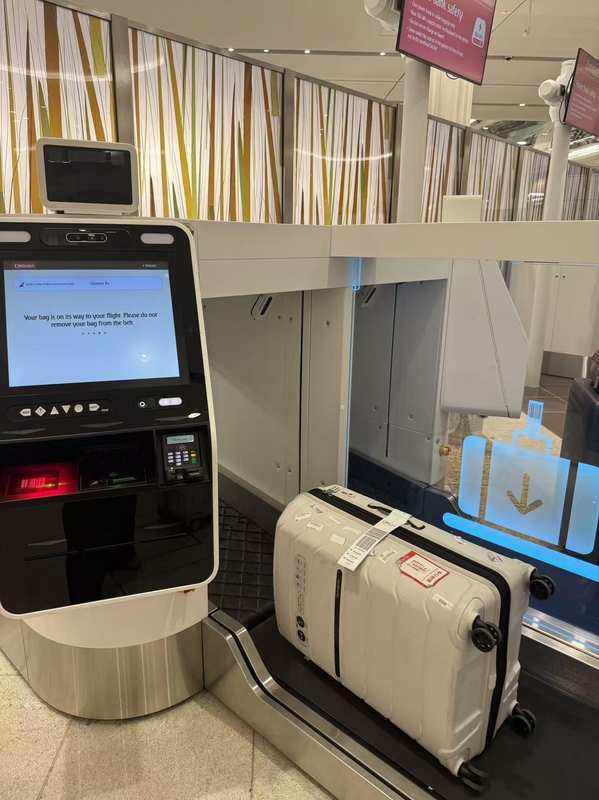 滞留中东的归途曲折;旅客坚持不懈,终迎平安落地时刻。 文化旅游