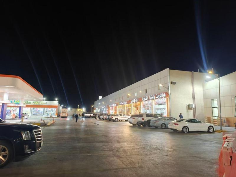 滞留中东的归途曲折;旅客坚持不懈,终迎平安落地时刻。 文化旅游