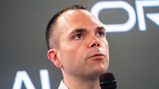 云巨头甲骨文交出亮眼答卷；AI基建投资引发热议；Salesforce大手笔回购引关注。