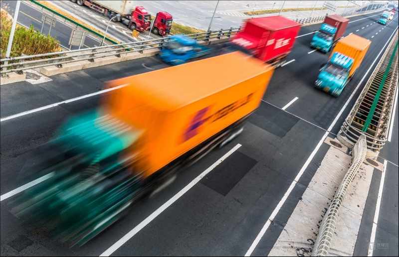 奔波千里的孤独与荣光:如何让货运司机的尊严不再“空载”? 情感心理