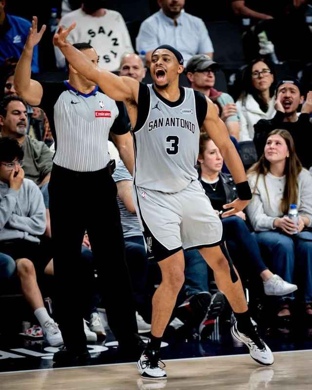  马刺体系重构全解析：从防守哲学到进攻矩阵的战术跃迁 体育新闻