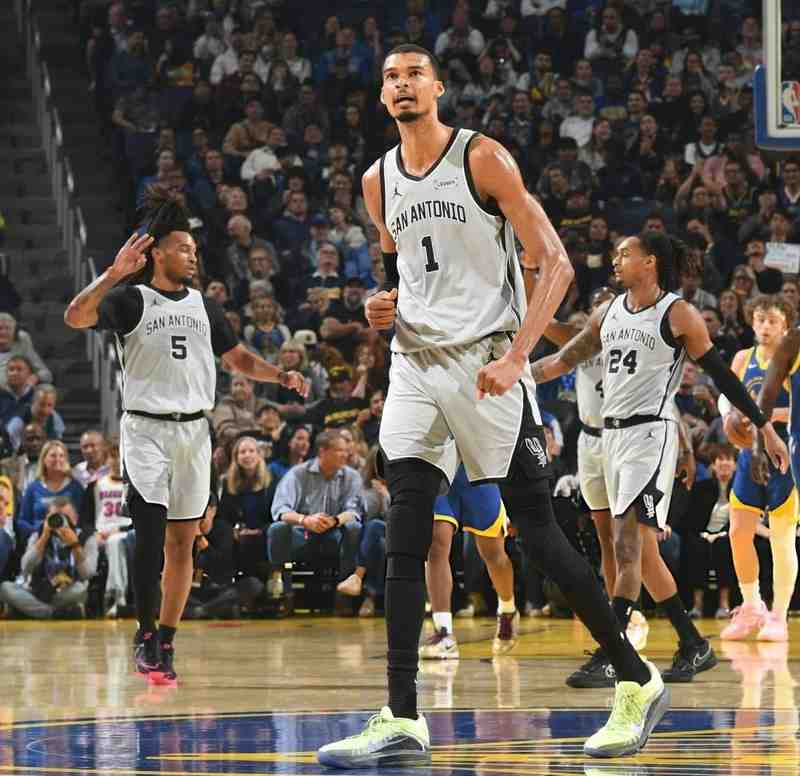  马刺体系重构全解析：从防守哲学到进攻矩阵的战术跃迁 体育新闻