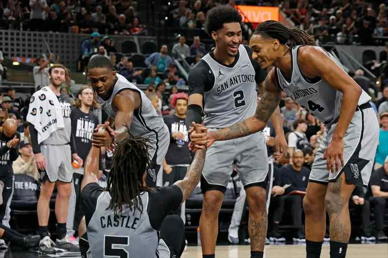  马刺体系重构全解析：从防守哲学到进攻矩阵的战术跃迁 体育新闻