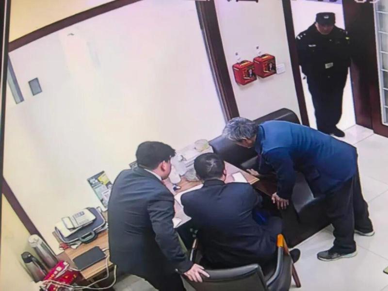 你的善良正在被利用:一位老人58年的积蓄,是如何被「热心律师」一步步蚕食的 新闻