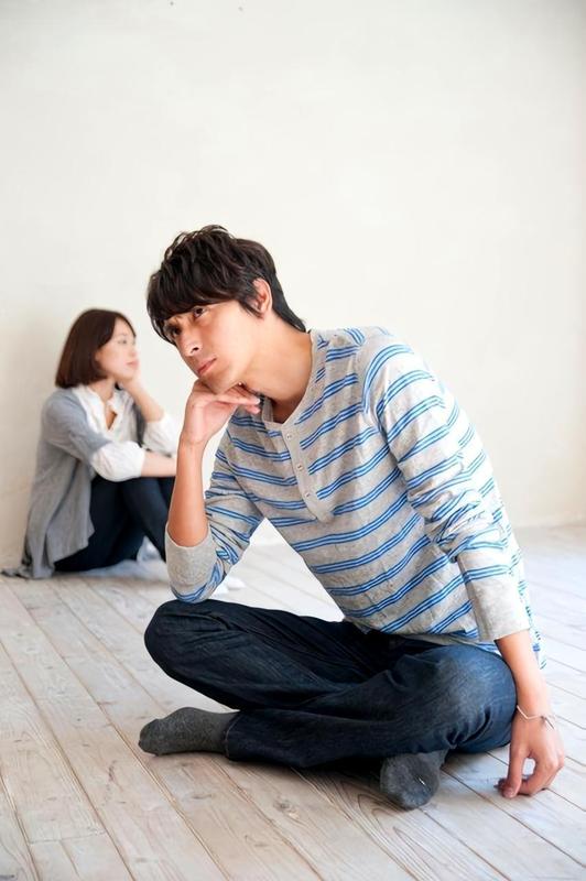 「数字婚姻」诊断书:当手机成为第三者,情感已悄然断联 情感心理